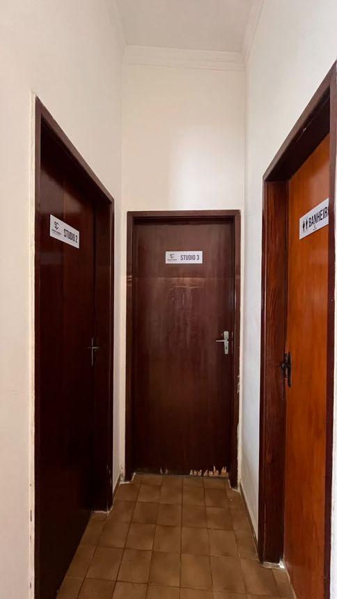 Corredor com as portas dos estúdios 2 e 3