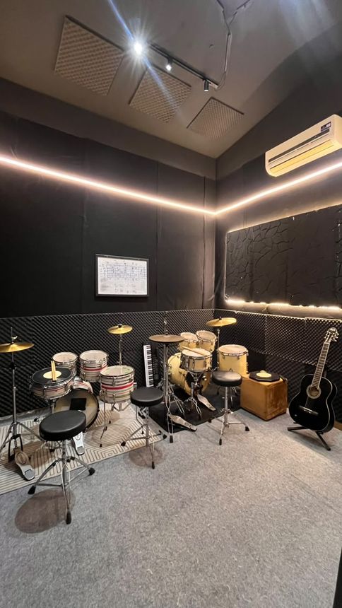 Sala de bateria da Som do Coração, com duas baterias montadas e tratamento acústico